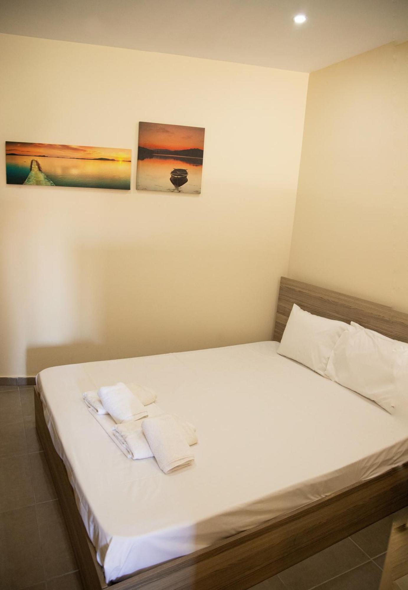Sunset Inn Kryopigí Rom bilde